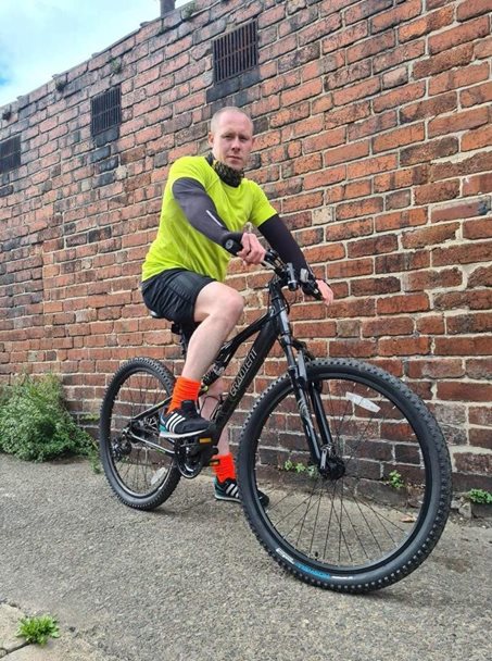 Photo of fundraiser Scott Thresh on his bike