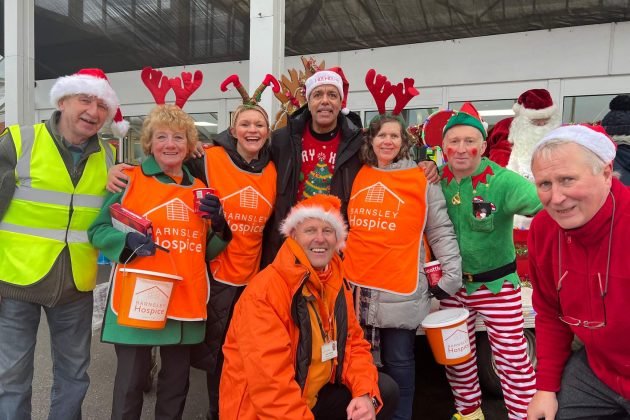 Chris Kamara and Barnsley Hospice staff and volunteers