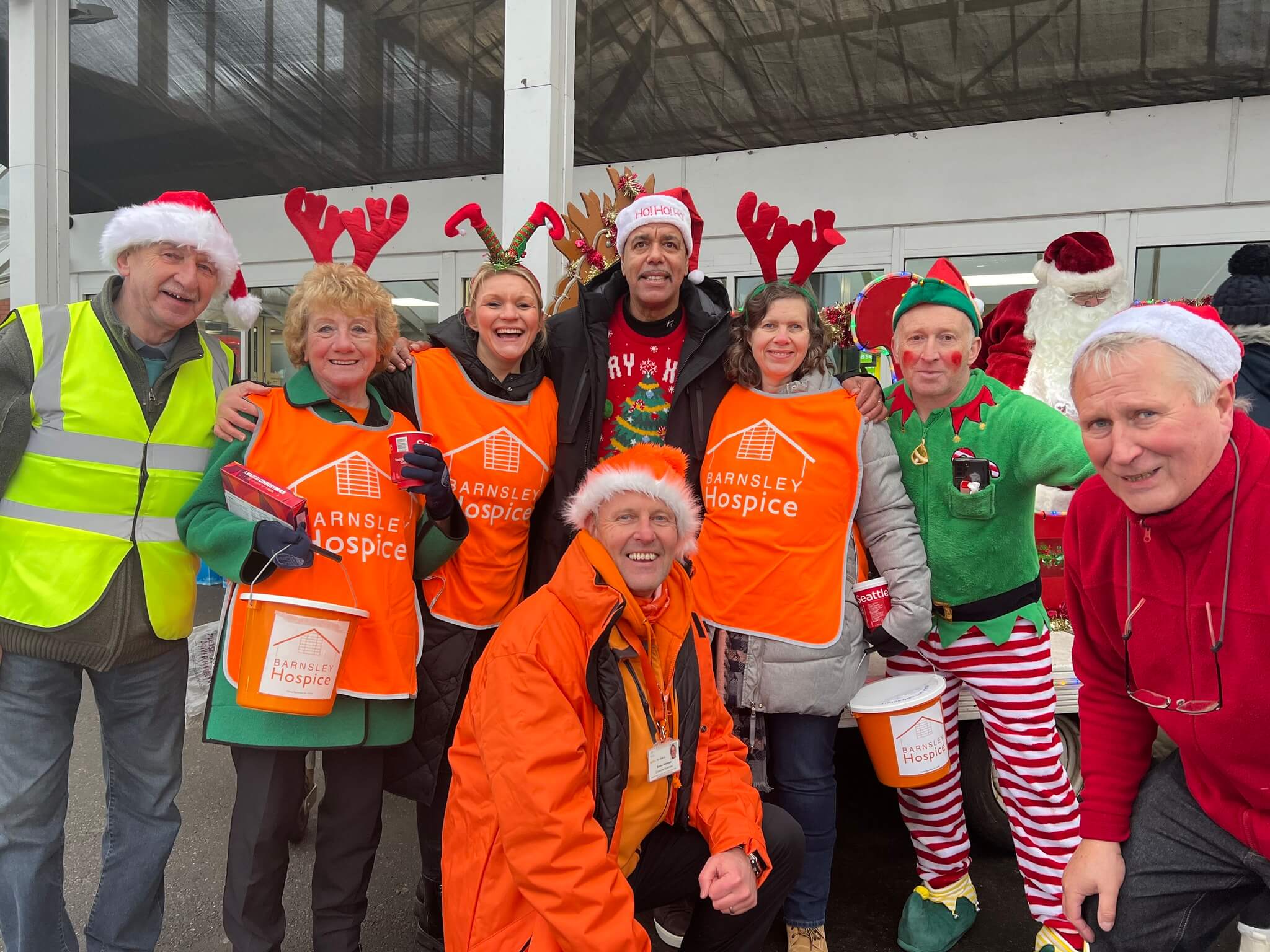 Chris Kamara and Barnsley Hospice staff and volunteers